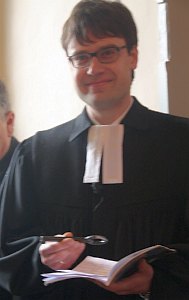 Pfarrer Frömming erhält den Kirchenschlüssel