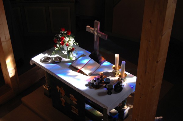 Susanne Schmidt Altar Kirche Ravolzhausen.jpg