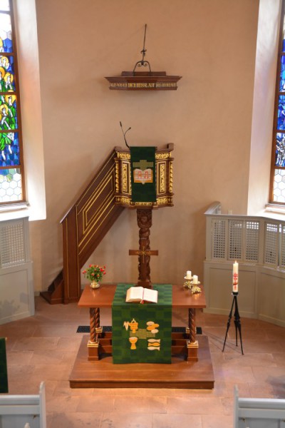 Lars Bohnen Kirchenfenster Altarraum Ravolzhausen.JPG
